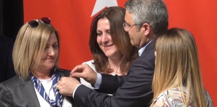 Kayseri’de CHP’ye yeni katılan üyelere rozet takıldı