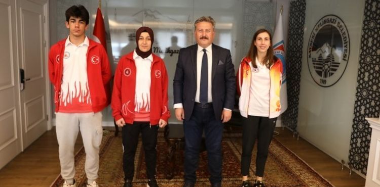 BAŞKAN PALANCIOĞLU, ŞAMPİYONLARI AĞIRLADI