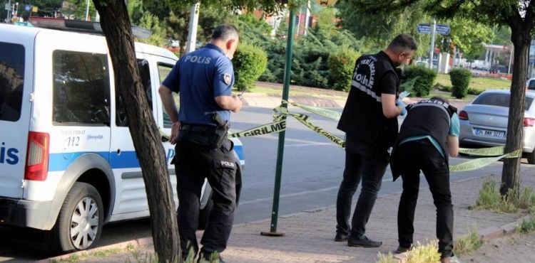 Otomobilden tüfekle açılan ateş sonucu yaralandı