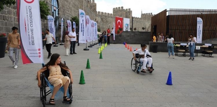 BÜYÜKŞEHİR TARİHİ KALEDE EMPATİ PARKURU KURDU, GENÇLERİN SIRDAŞI OLDU