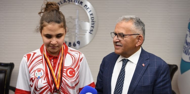 Başkan Büyükkılıç’tan Özel Sporcu Şampiyon Cemre’ye Destek