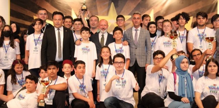 GELECEĞİN TÜRKİYE’SİNE HAZIRLANAN KOCASİNAN’IN YILDIZLARI ÖDÜLLENDİRİLDİ