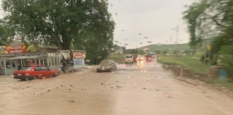 Kayseri'de sağanak yağış hayatı olumsuz etkiledi