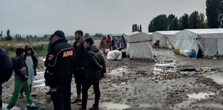 Çadır alanını sel bastı, 30 kişi canını zor kurtardı