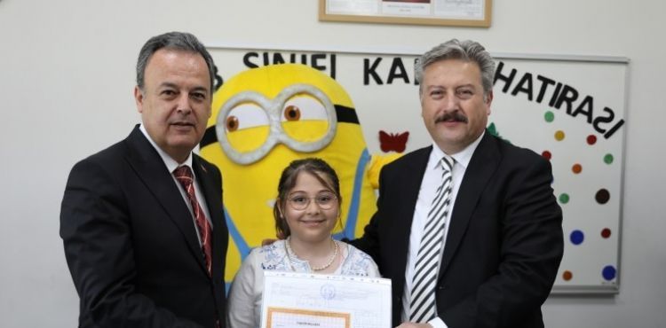 BAŞKAN PALANCIOĞLU, MİNİK ÖĞRENCİLERE KARNE DAĞITTI