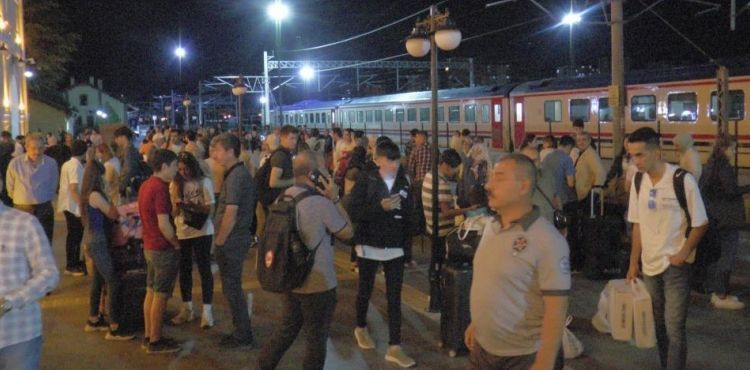 Devrilen yük treni nedeniyle mahsur kalan yolcular Kayseri’den aktarma ile gönderildi