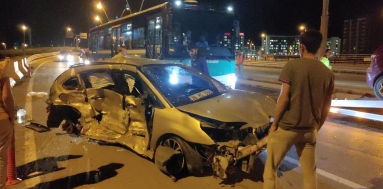Kaza yapan otomobilin tekerleği koptu: 1’i ağır 3 yaralı