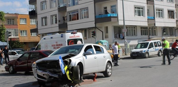Otomobiller çarpıştı: 2 yaralı
