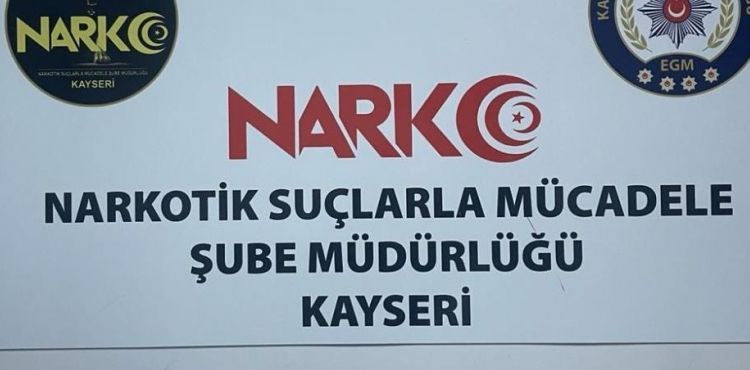 Kovalama sonucu yakalanan arata uyuturucu ve tarihi sikke kt