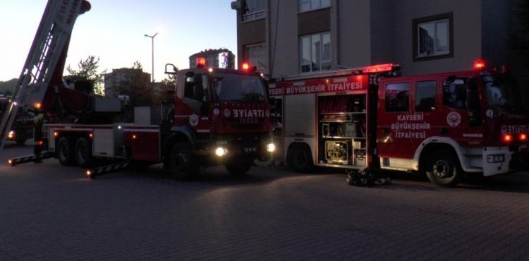 10 katlı apartmanın çatısında çıkan yangını itfaiye söndürdü