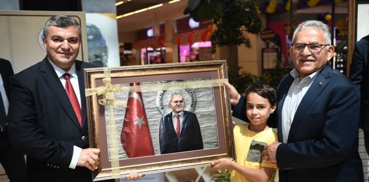 KAYMEK SERGİSİNİ AÇAN BAŞKAN BÜYÜKKILIÇ’A SÜRPRİZ HEDİYE