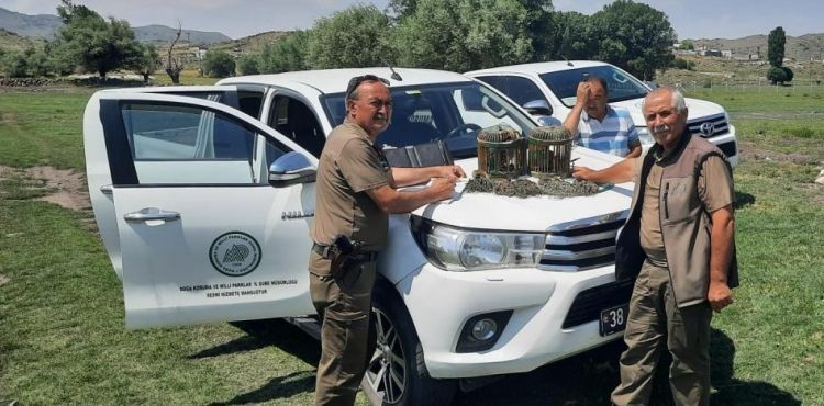 Kaçak keklik avcısına suçüstü