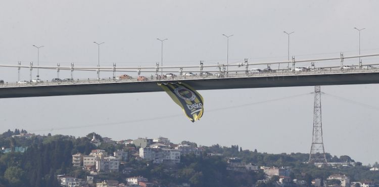 Köprülere Fenerbahçe bayrakları asıldı