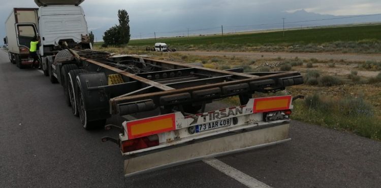 Yesilhisar’da TIR dorsesi yerinden çıktı, faciadan dönüldü