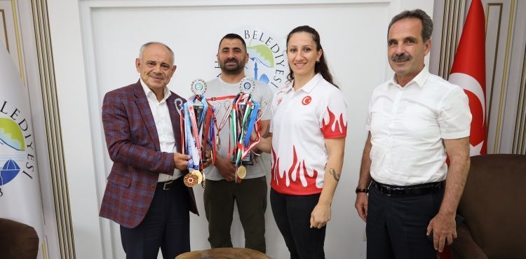 BAŞKAN ÖZTÜRK ŞAMPİYON SPORCUYU ÖDÜLLENDİRDİ