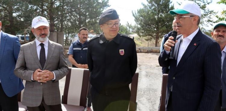 Protokol, çiftçilerin traktörlerine reflektör taktı