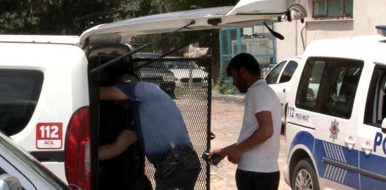 İl Başkanı ile görüşemedi, kapıyı tekmeledi