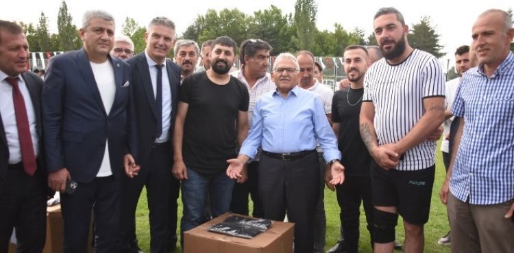 Amatör kulüplere malzeme desteği