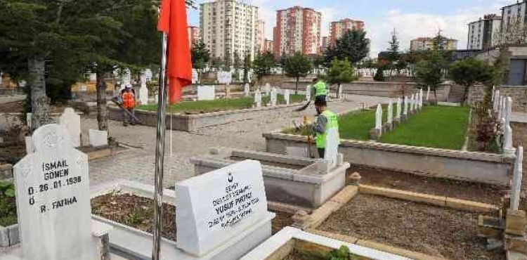 Talas'ın mezarlıklarında bayram hazırlığı