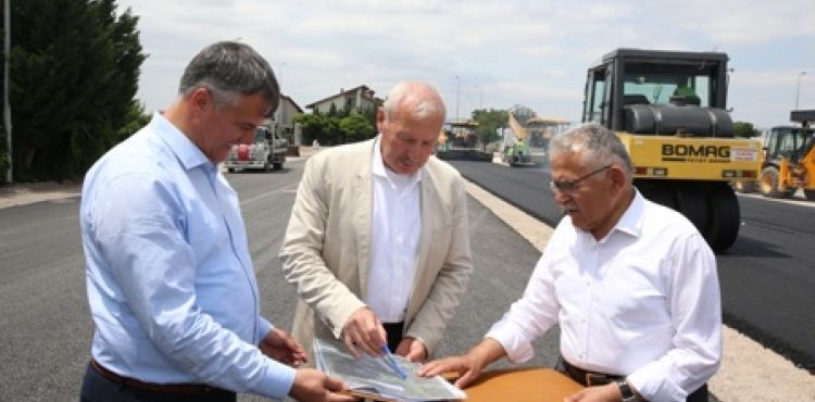BAŞKAN BÜYÜKKILIÇ YOL ÇALIŞMALARINI DENETLEDİ, ASFALT SERDİ