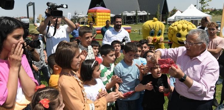 BAKAN BYKKILI, HALAY EKT, FUTBOL OYNADI, OCUKLUK GNLERN YENDEN YAADI