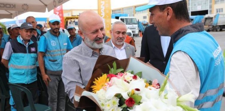 BAŞKAN ÇOLAKBAYRAKDAR, SAHA ÇALIŞANLARIYLA BAYRAMLAŞTI