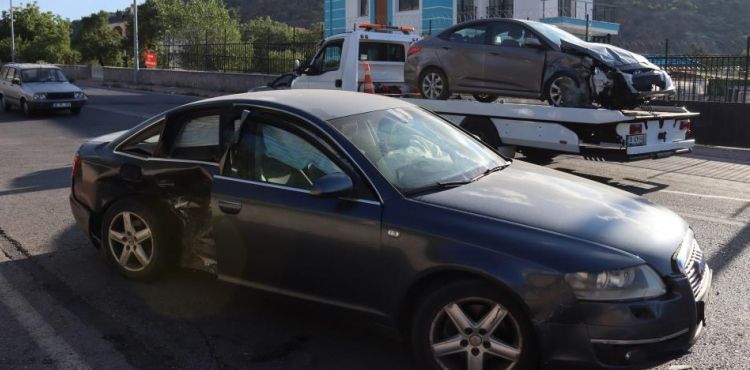 Otomobiller çarpıştı: 6 yaralı