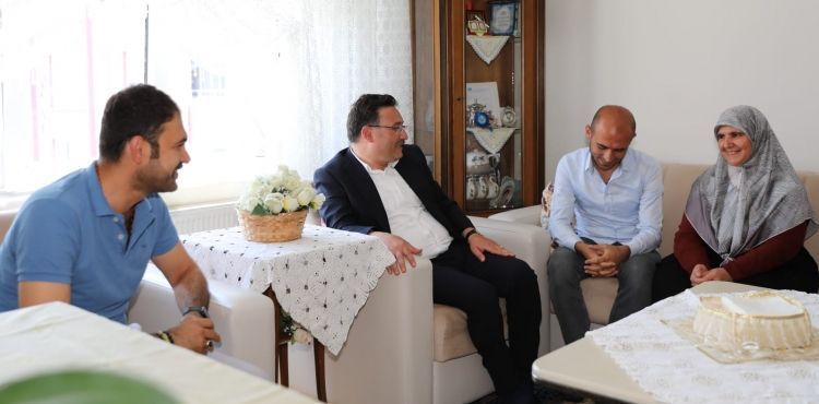 Vali Gökmen Çiçek, Şehit ailelerinin bayramlarını kutladı.