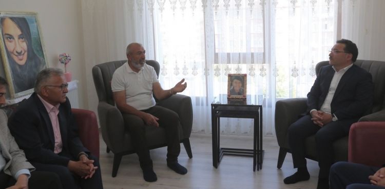 Vali Çiçek ve Başkan Büyükkılıç'tan, şehit Kübra Doğanay’ın ailesini ziyaret