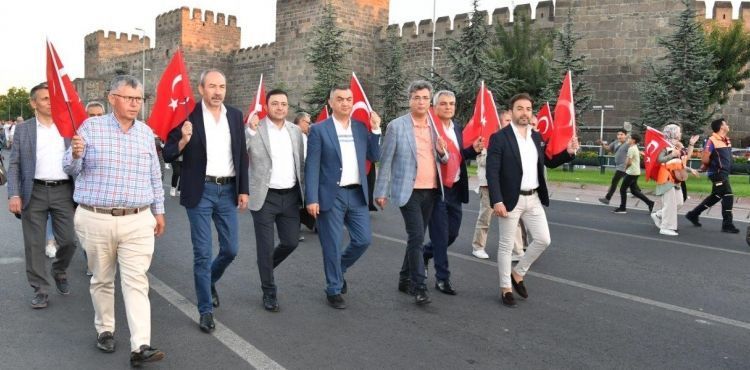 İŞ DÜNYASI “TÜRKİYE AŞKINA” YÜRÜDÜ