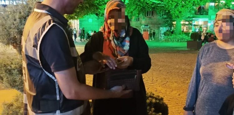 Güven timleri buluntu cüzdanı sahibine ulaştırdı