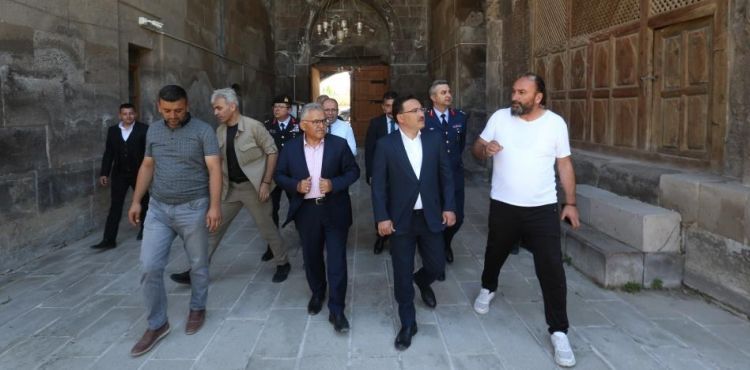 1240 yılında Selçuklu veziri tarafından yaptırılan Karatay Hanı'nda inceleme