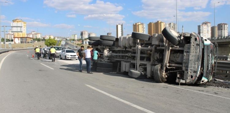Mıcır yüklü kamyon devrildi: 1 yaralı