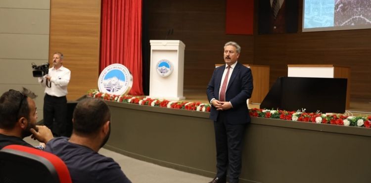 MELİKGAZİ BELEDİYESİ'NDEN MÜTEAHHİTLERE KENTSEL DÖNÜŞÜM SUNUMU