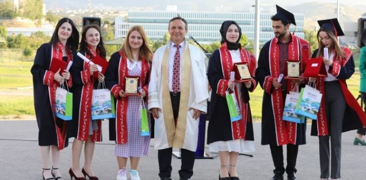 ERÜ Edebiyat Fakültesi’nde mezuniyet coşkusu yaşandı