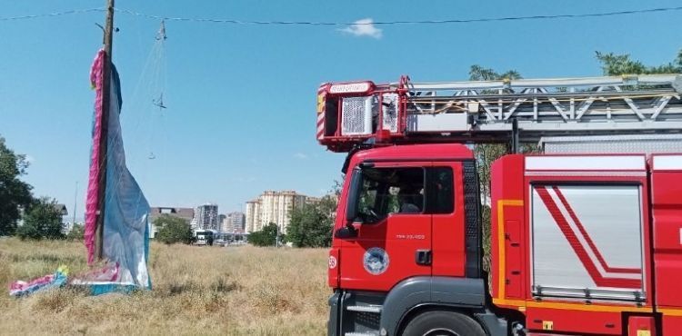 Pisti pas geçti, elektrik direğinde asılı kaldı