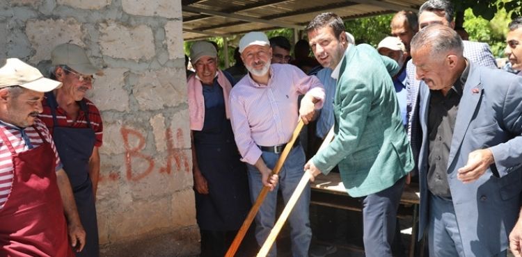 BAŞKAN ÇOLAKBAYRAKDAR’A, PİLAV ŞENLİĞİNDE VATANDAŞLARDAN YOĞUN İLGİ