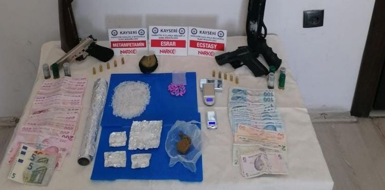 Kayseri'de uyuşturucu tacirlerine operasyon: 15 şüpheliye işlem yapıldı
