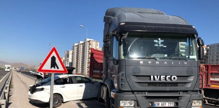 Otomobile çarpan tır makasladı: 2 yaralı