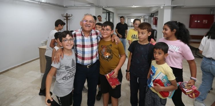 ERKİLET KÜTÜPHANESİ’Nİ ZİYARET EDEN BÜYÜKKILIÇ’TAN ÖĞRENCİLERE JEST