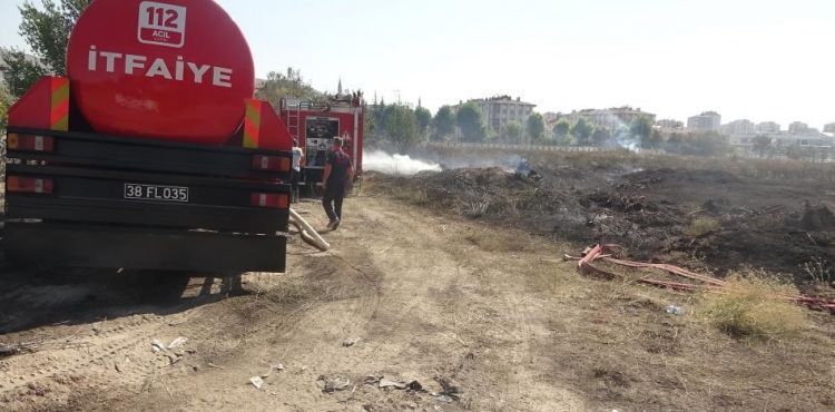 Hırsızlar kabloları yakmaya çalışırken 30 dönümlük araziyi yaktılar