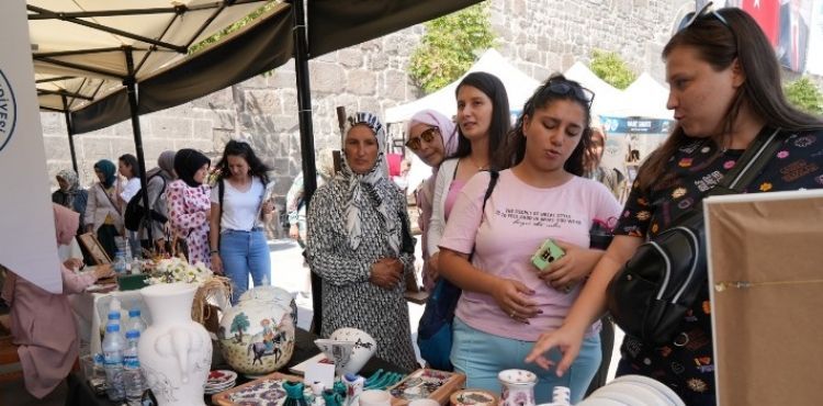 KAYSERİ ALTIN ELLER GELENEKSEL EL SANATLARI FESTİVALİ’NE YOĞUN İLGİ