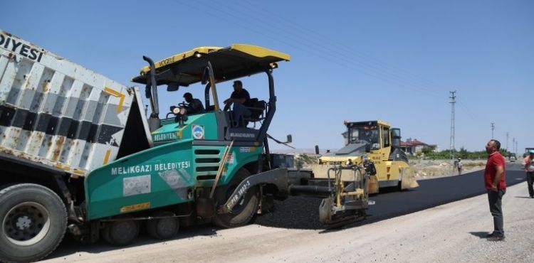 TURAN MAHALLESݒNE YEN YOLLAR AILARAK, ASFALTLANIYOR