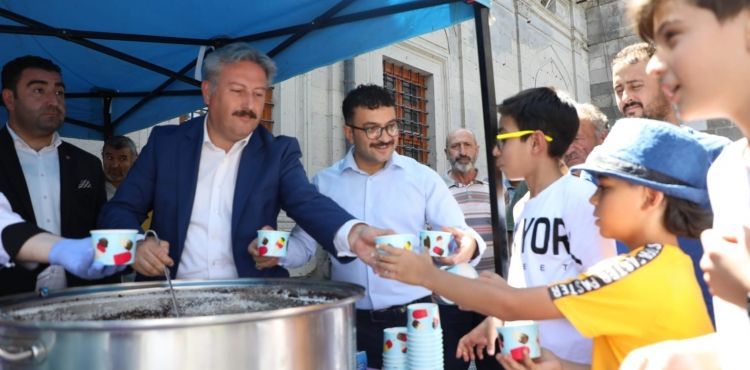 BAŞKAN PALANCIOĞLU, VATANDAŞLARA VE ESNAFA AŞURE İKRAM ETTİ
