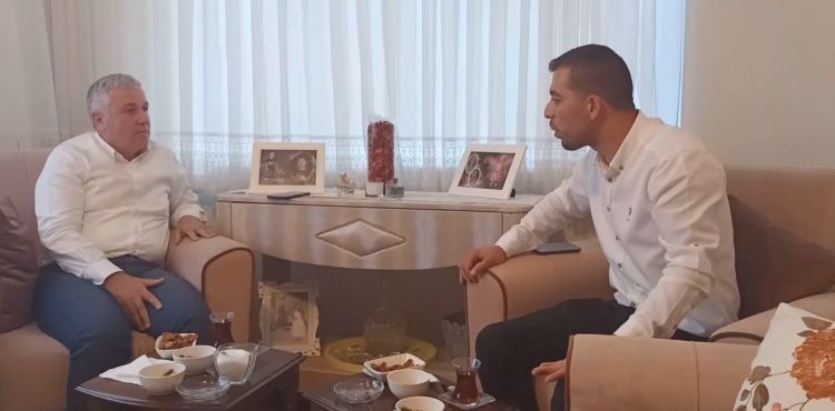 CHP'li Çetin Arık, rozet takılan muhtarı ziyaret etti