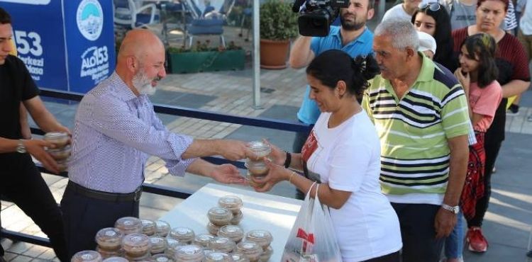 BAŞKAN ÇOLAKBAYRAKDAR, VATANDAŞLARA AŞURE DAĞITTI