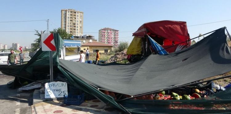 Otomobil karpuz sergisine daldı: 1 ölü