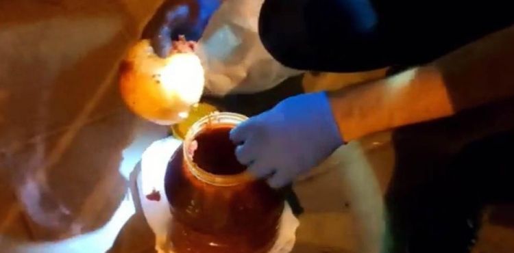 Bidonun içindeki salça içine zulalanmış uyuşturucu madde bulundu