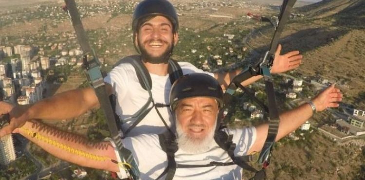 Paraşütle uçan dede heyecandan göğü inletti: