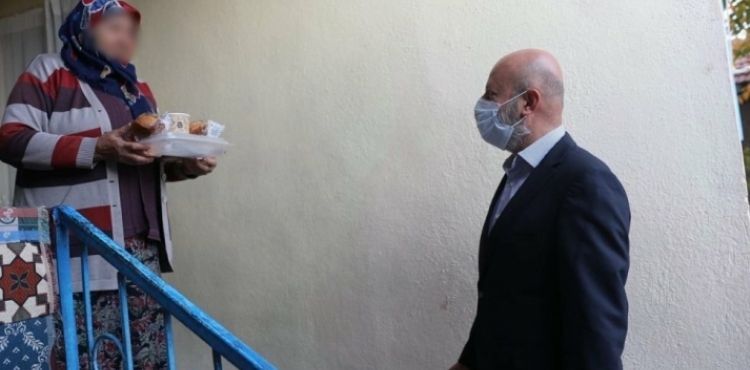 GÖNÜLLERİN BAŞKANI, BÜYÜKLERİN HEM GÖNLÜNÜ HEM DE HAYIR DUASINI ALIYOR